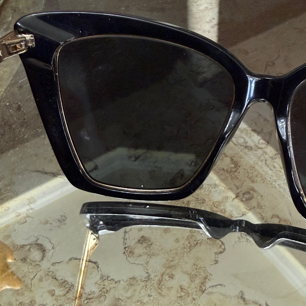 Diff Eyewear Cat-Eye Sunglasses in Black and Gold polarized Becky-IV polarizes - Picture 9 of 13